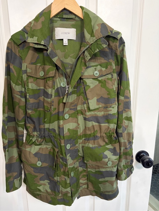 J. Crew Jackets & Blazers - Like new size XS J. Crew Green Camouflage Utility Jacket.Pockets, hood, vintage